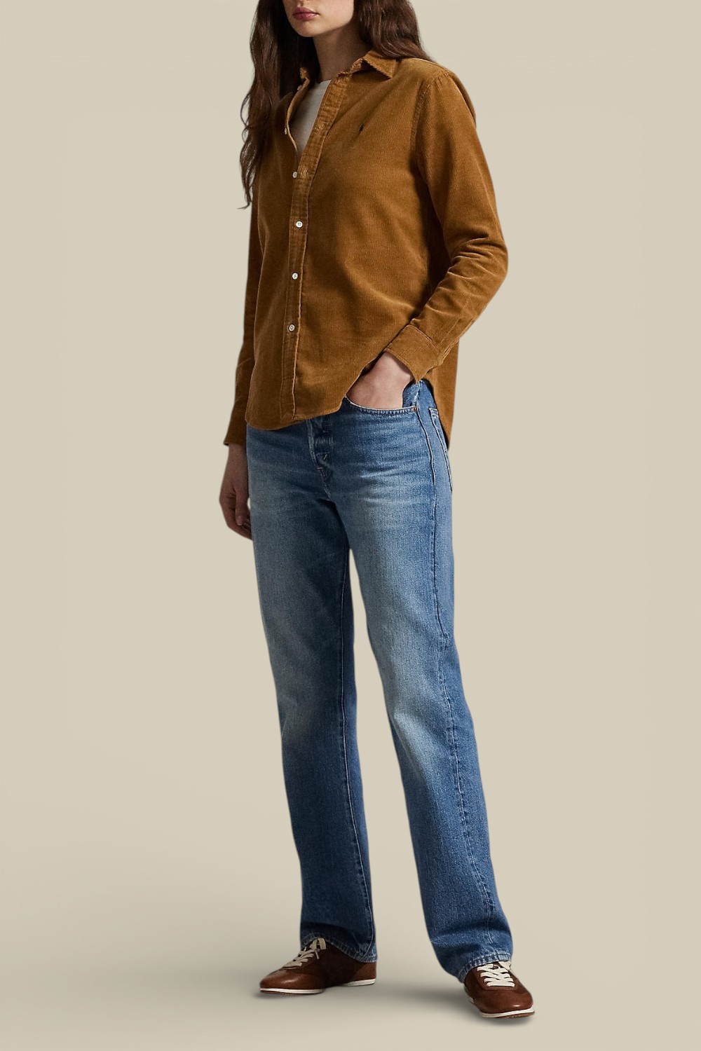 תמונת כל הלוק של חולצת כפתורים ארוכה